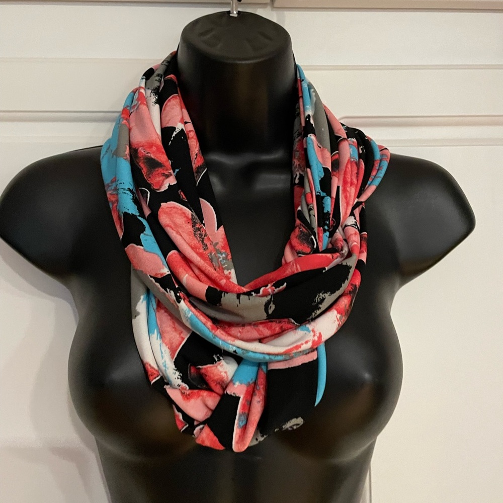 Beautiful infinity skarf- like brand new- fantastic quality